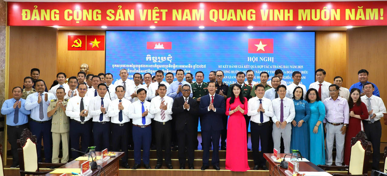 Lãnh đạo 02 tỉnh tặng quà và chụp ảnh lưu niệm