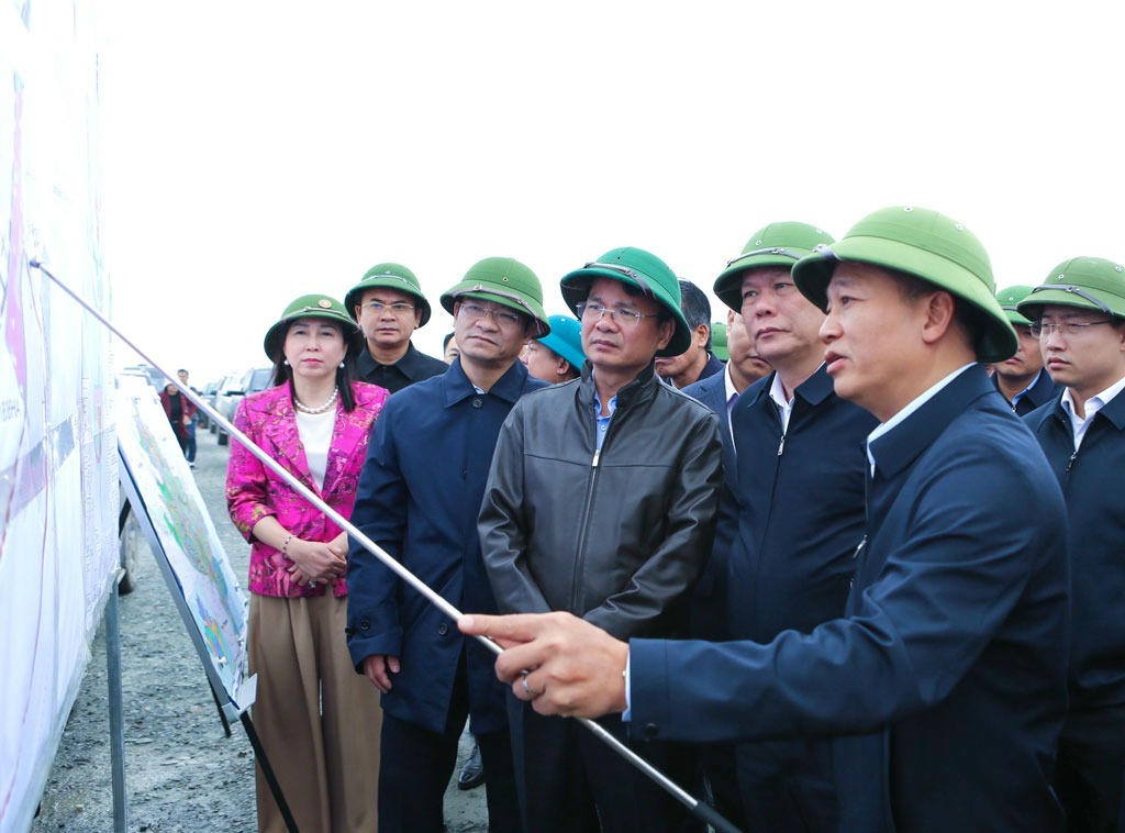 Đoàn công tác&nbsp;kiểm tra vị trí quy hoạch Nhà máy điện linh hoạt tại xã Kim Đông (Ảnh: Văn Đại)