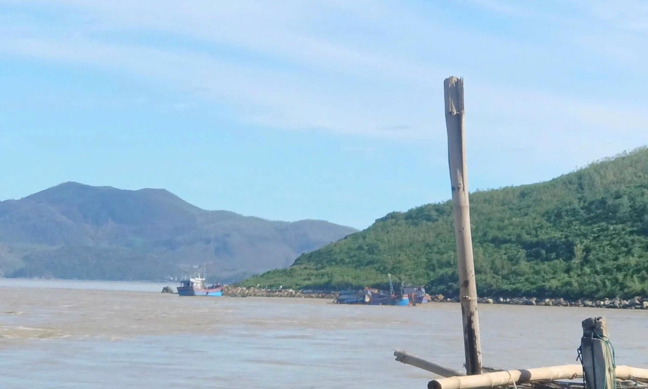 Hai thuyền viên gặp nạn tại cửa biển Đắk Lắk được cứu sống