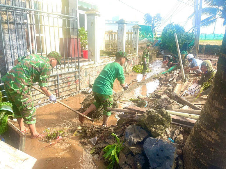Lực lượng vũ trang hỗ trợ người dân khắc phục hậu quả bão số 13