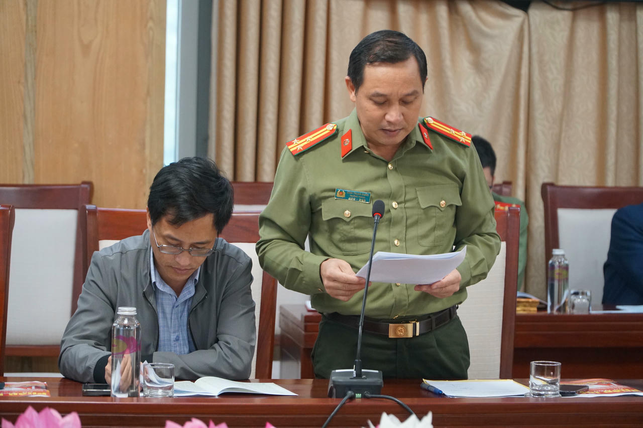 Đại diện Công an tỉnh Nghệ An trình bày tham luận tại hội nghị. Ảnh: Tuyết Lan