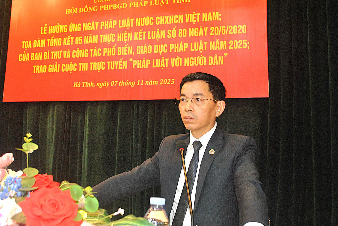 Ông Nguyễn Quốc Tuấn - Giám đốc Sở Tư pháp, Phó Chủ tịch Thường trực Hội đồng phối hợp PBGDPL tỉnh Hà Tĩnh phát biểu.