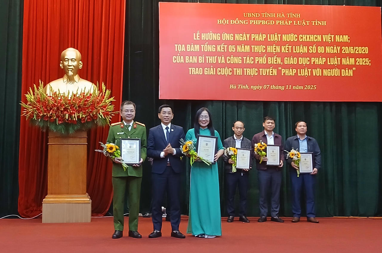 Ban Tổ chức trao giải cuộc thi trực tuyến “Pháp luật với người dân” cho các tập thể đạt giải.