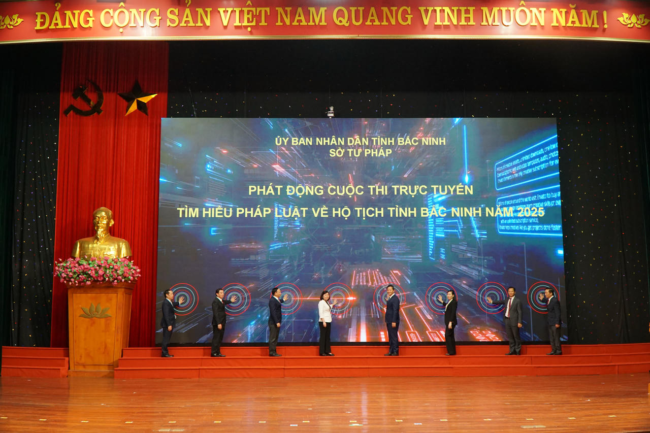 Các đại biểu thực hiện nghi thức phát động Cuộc thi trực tuyến “Tìm hiểu pháp luật về hộ tịch”.