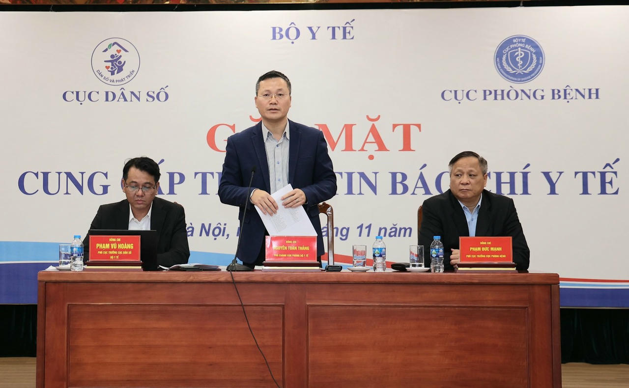 Ông Nguyễn Toàn Thắng – Phó Chánh Văn phòng Bộ Y tế (ở giữa) cho biết, Dự thảo Luật Dân số và Luật Phòng bệnh là những luật mang tính nhân văn và thiết thực khi đi vào cuộc sống.