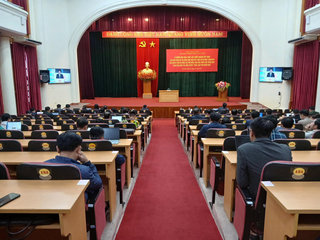 Các đại biểu dự Lễ hưởng ứng Ngày Pháp luật Việt Nam năm 2025 do Hội đồng phối hợp PBGDPL Trung ương tổ chức theo hình thức trực tuyến tại điểm cầu Hà Tĩnh.