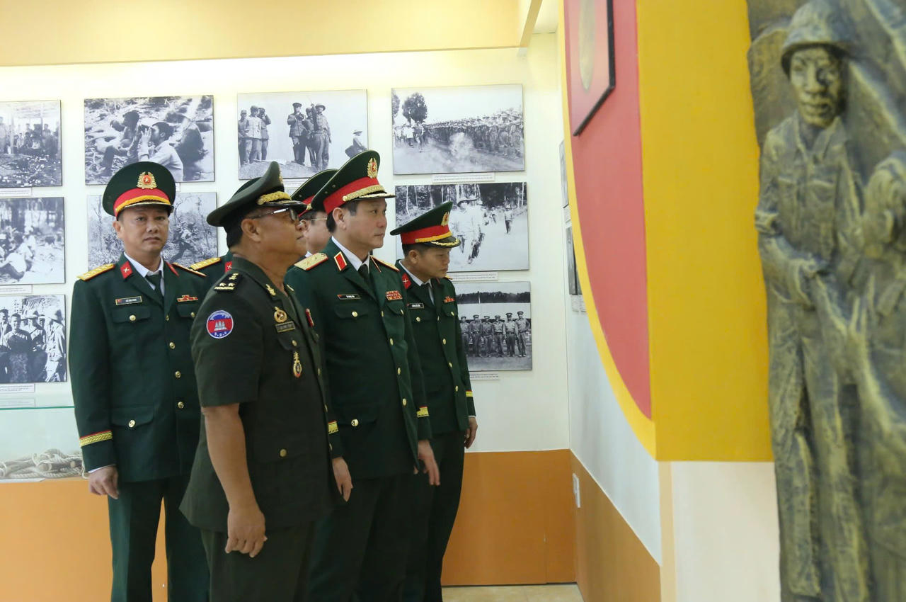 Đo&agrave;n c&ocirc;ng t&aacute;c Qu&acirc;n khu 5 v&agrave; Qu&acirc;n khu 1 (Campuchia) tham quan khu lưu niệm Mặt trận 579 Qu&acirc;n khu 5 tại Campuchia.