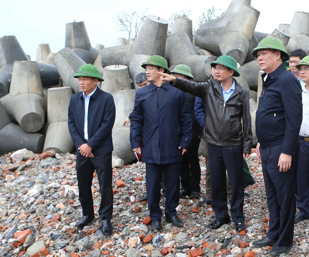 Đoàn công tác kiểm tra tuyến đê, kè biển Hải Thịnh 3, xã Hải Thịnh&nbsp;(Ảnh: Văn Đại)