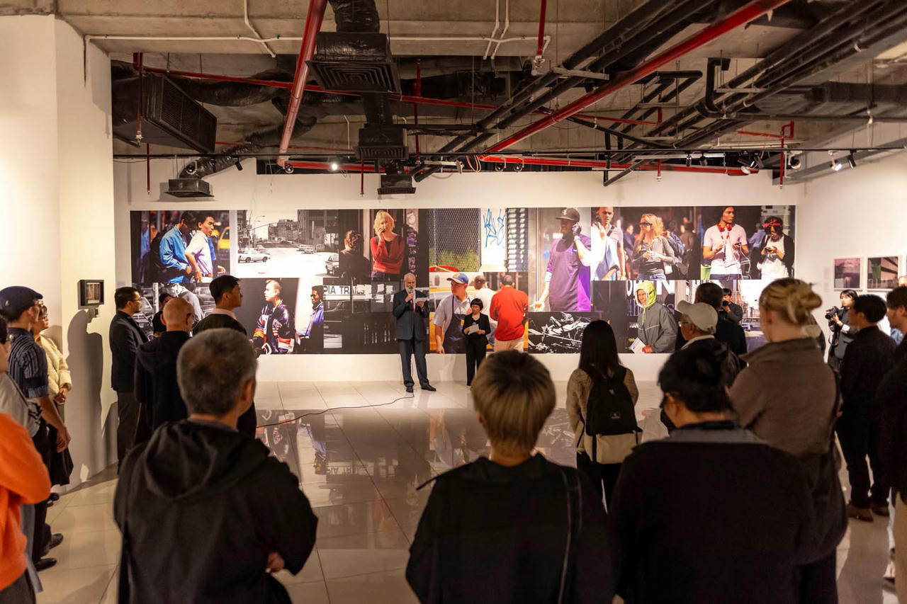 Đông đảo công chúng đến xem triển lãm “Thời gian và những thành phố”. 