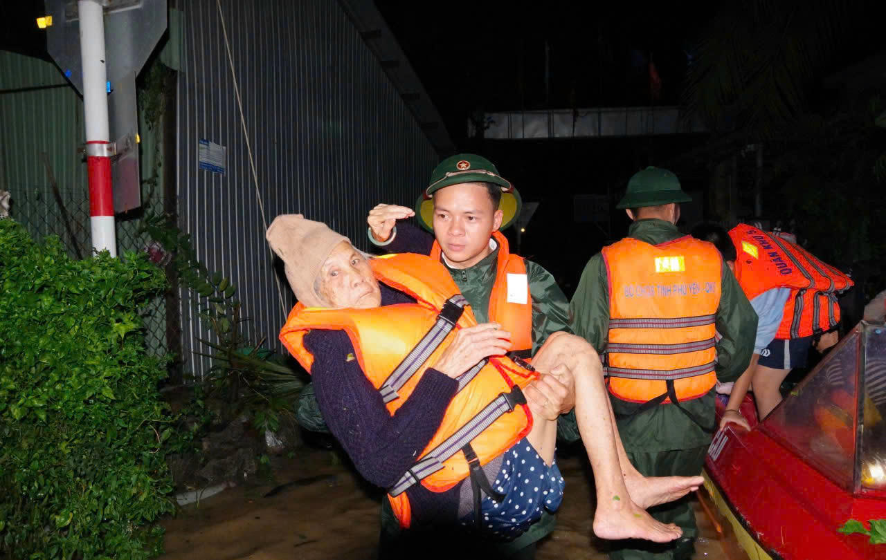 Lực lượng vũ trang tỉnh Đắk Lắk sơ tán người dân. (Ảnh: Quân khu 5)