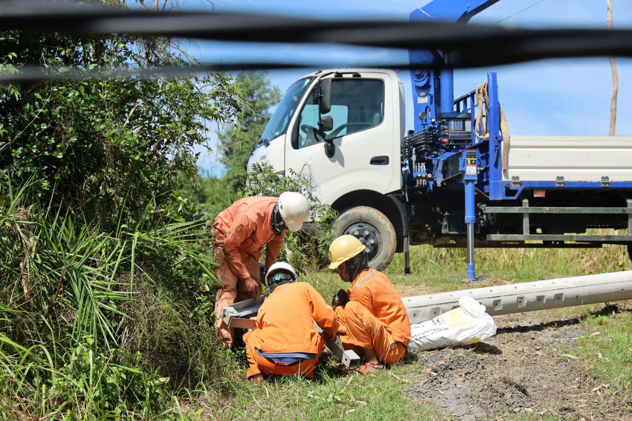 EVNCPC khẳng định quyết tâm hoàn thành khôi phục toàn bộ hệ thống điện miền Trung - Tây Nguyên trong 72 giờ tới.