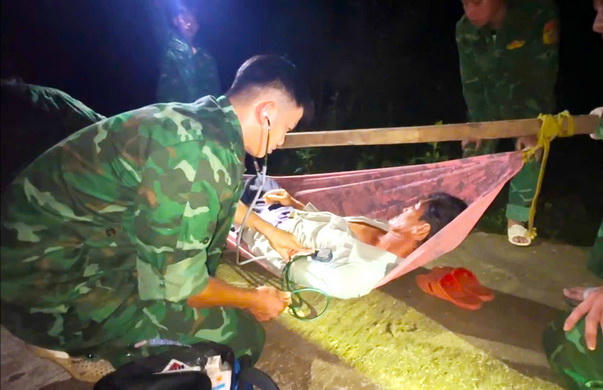 Bộ đội Biên phòng Hòn Chuối kịp thời giúp người dân bị bệnh nặng