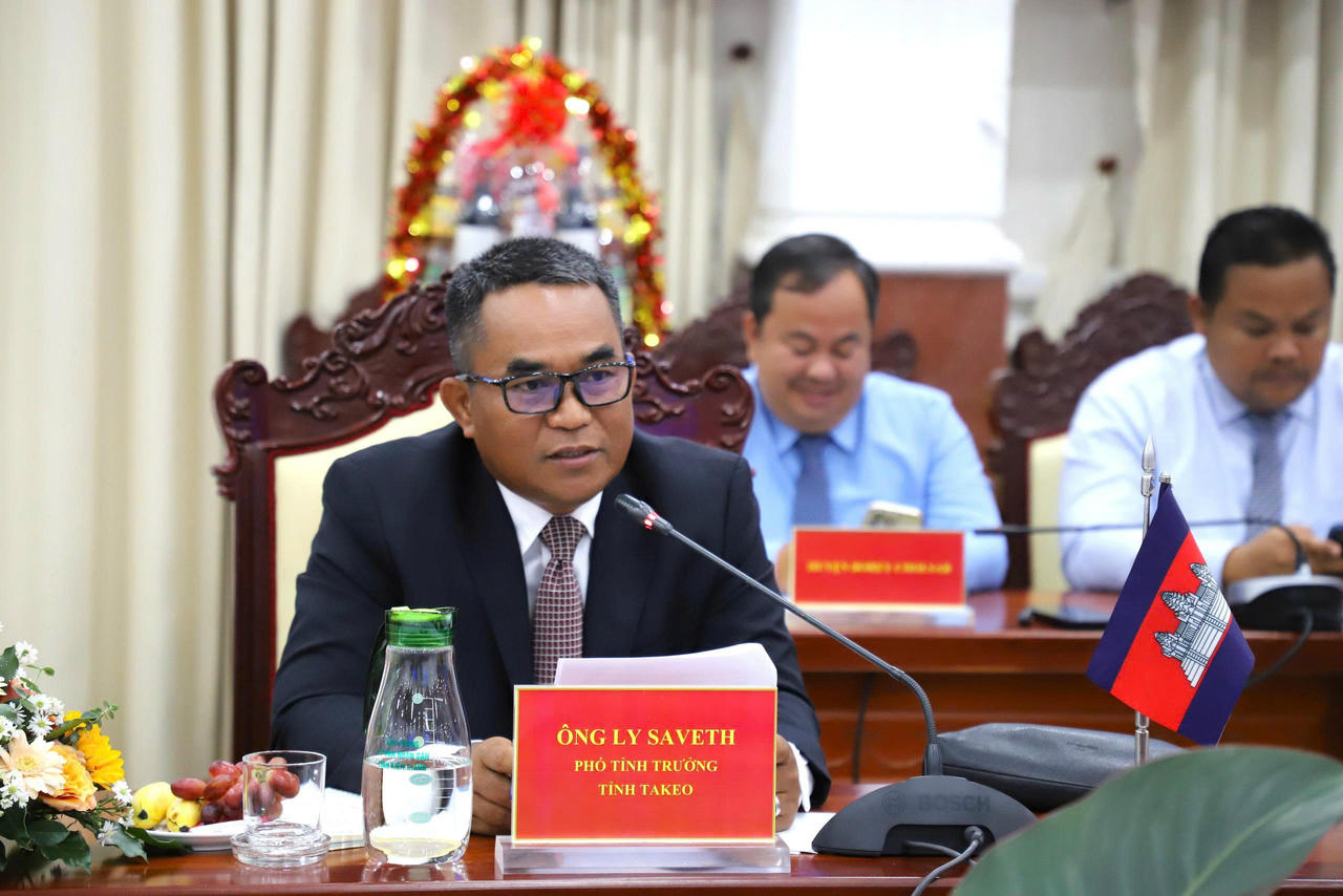 Phó Tỉnh trưởng tỉnh Takeo Ly Saveth (Ly Sa Vêt) phát biểu tại Hội nghị