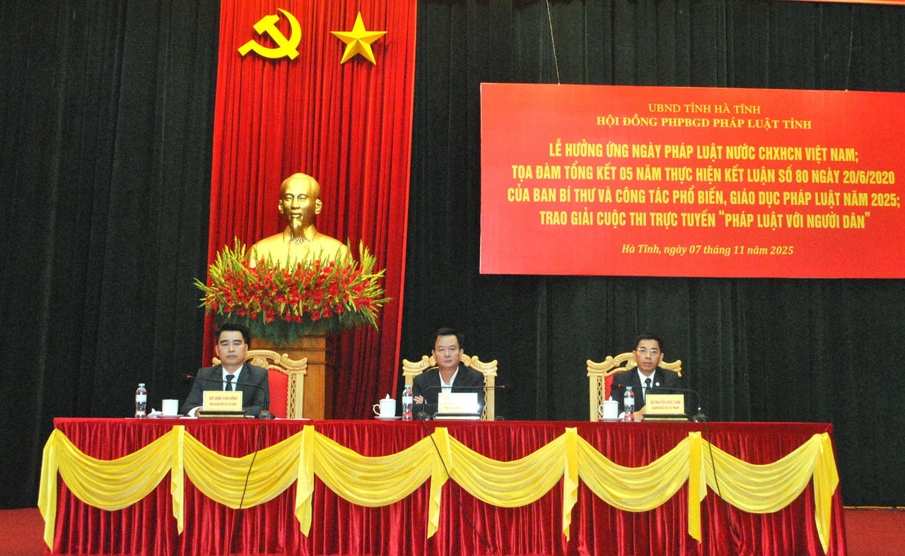 Phó Chủ tịch UBND tỉnh Hà Tĩnh Trần Báu Hà, Giám đốc Sở Tư pháp Nguyễn Quốc Tuấn, Phó Giám đốc Sở Tư pháp Đinh Văn Hồng đồng chủ trì chương trình tọa đàm.