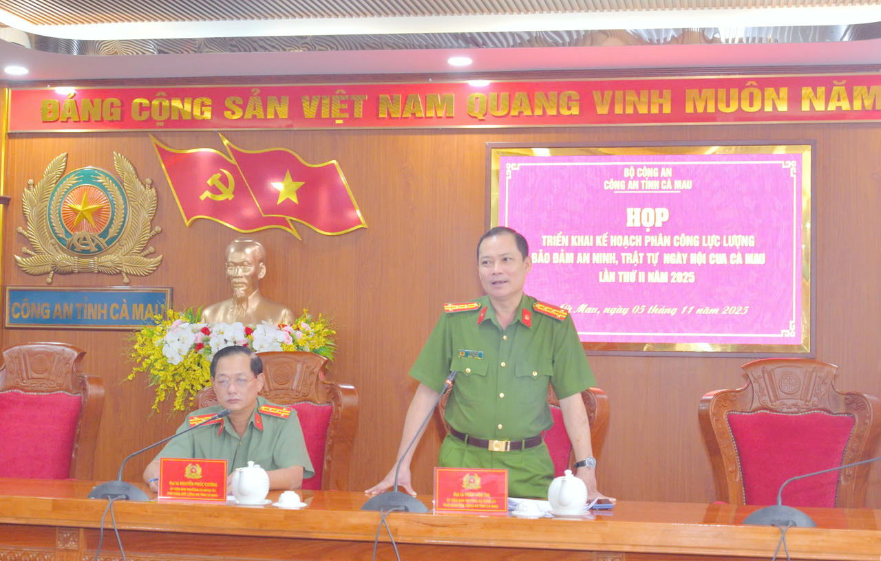 Đại tá Trần Văn Thi – Ủy viên Ban Thường vụ Đảng ủy, Phó Giám đốc Công an tỉnh Cà Mau phát biểu chỉ đạo tại buổi họp triển khai kế hoạch bảo đảm an ninh, trật tự Ngày hội Cua Cà Mau lần thứ II năm 2025.