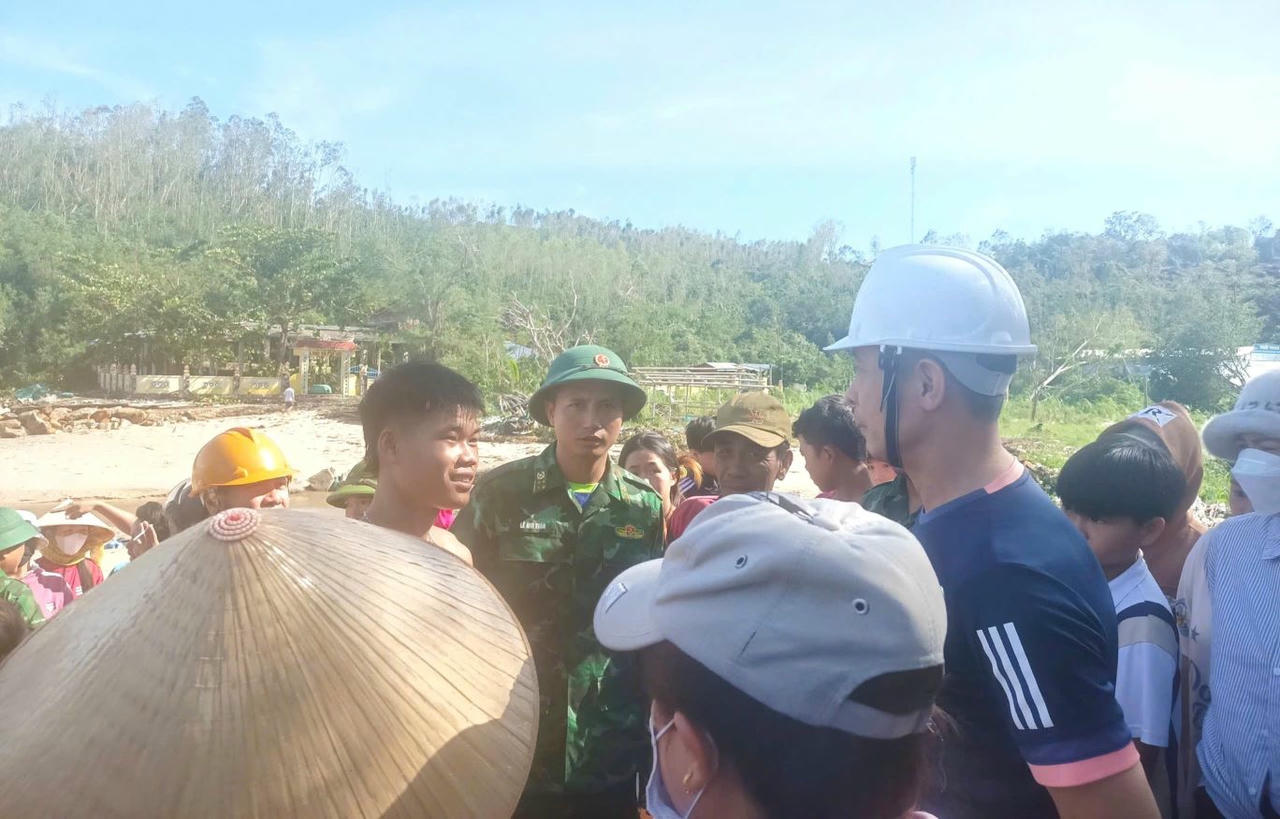 Lực lượng chức năng và nhân dân Đắk Lắk cứu sống 2 thuyền viên gặp nạn. (Ảnh Nguyên Khang)