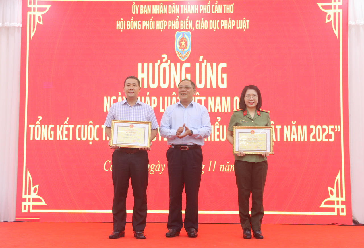 Ông Trần Chí Hùng - Phó Chủ tịch UBND thành phố Cần Thơ trao giải Nhất cho tập thể, cá nhân