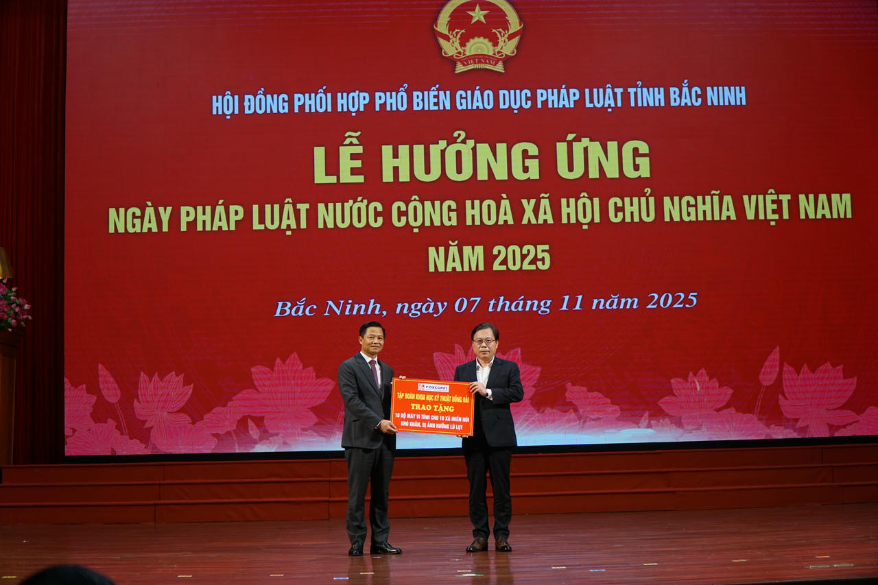 Đại diện Tập đoàn Khoa học Kỹ thuật Hồng Hải trao tặng 10 bộ máy vi tính cho 10 xã miền núi khó khăn bị ảnh hưởng lũ lụt tỉnh Bắc Ninh