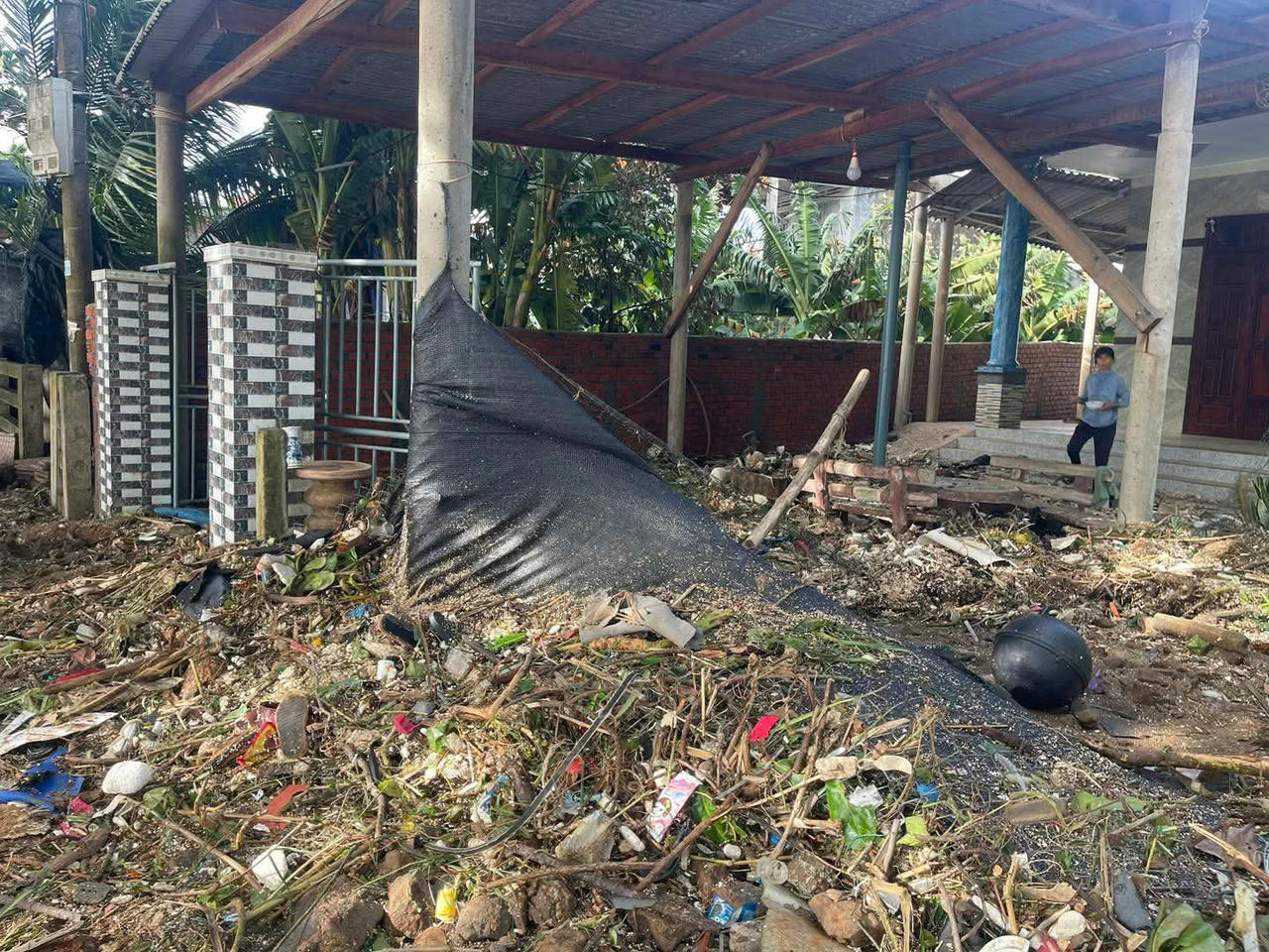 Lực lượng vũ trang hỗ trợ người dân khắc phục hậu quả bão số 13