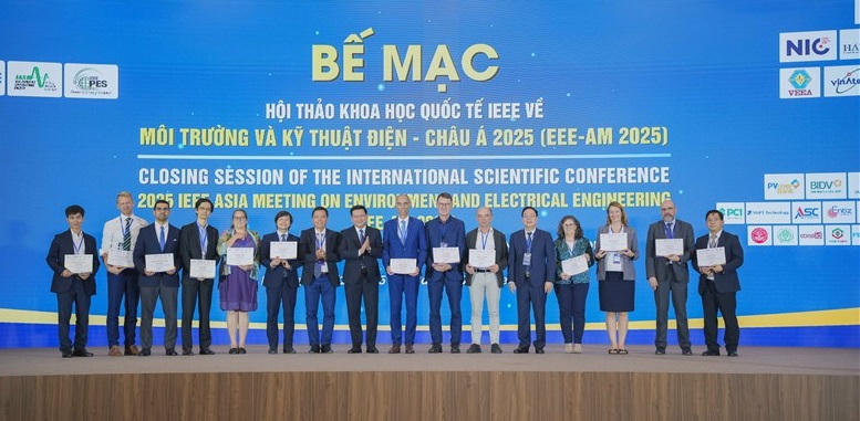 Lãnh đạo Trường Đại học Điện lực trao giấy chứng nhận cho nhiều diễn giả tham gia hội thảo lần này