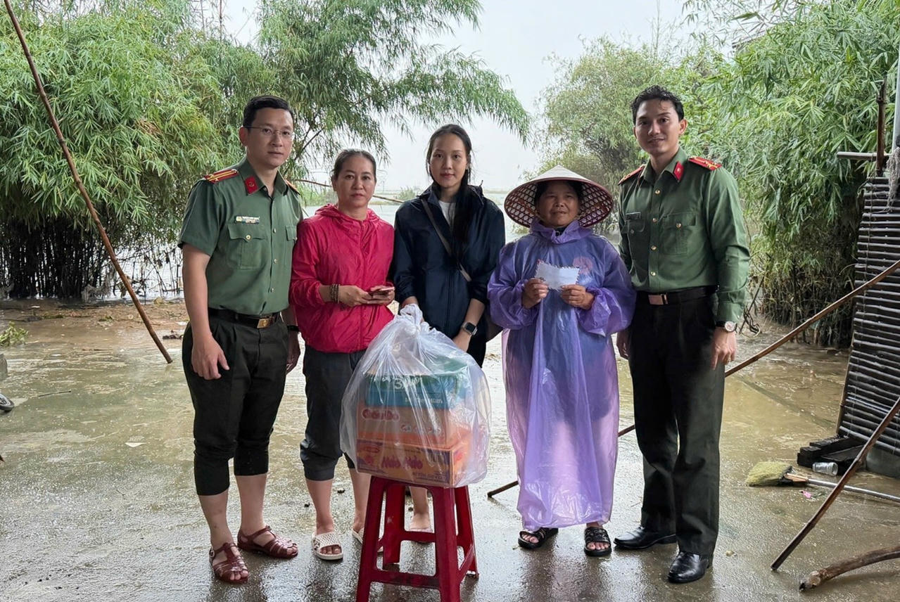 Công an tỉnh An Giang và các nhà hảo tâm trao quà hỗ trợ người dân vùng lũ TP Huế