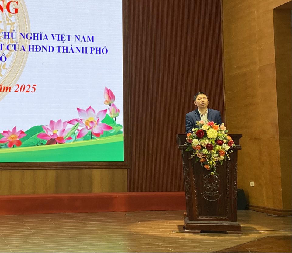 &nbsp;Ông Nguyễn Công Anh, Phó Giám đốc Sở Tư pháp Hà Nội phổ biến các văn bản pháp luật và những quy định liên quan đến Luật Thủ đô tại địa bàn phường Tây Hồ. (Nguồn: PV)