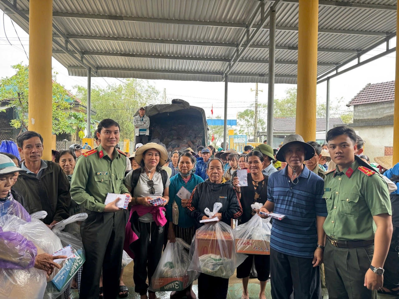 Ban Thanh niên Công an tỉnh An Giang phối hợp cùng các nhà hảo tâm đã trực tiếp đến thành phố Huế.