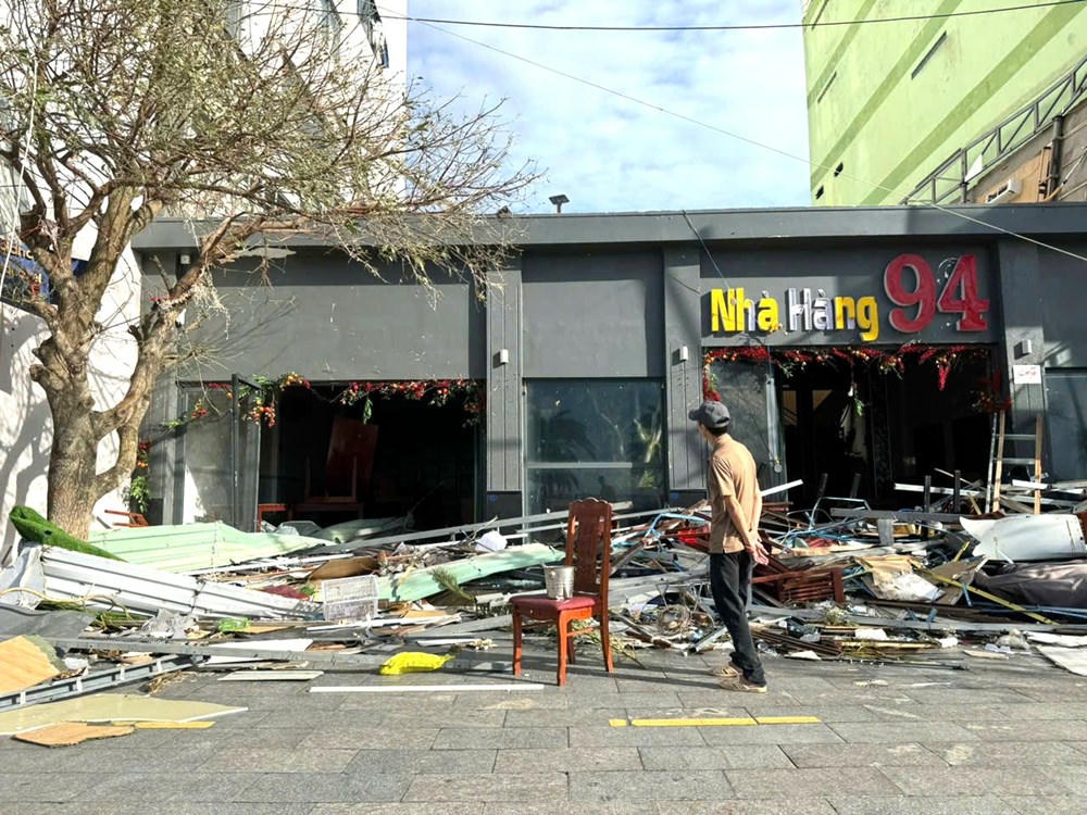 Lực lượng vũ trang hỗ trợ người dân khắc phục hậu quả bão số 13