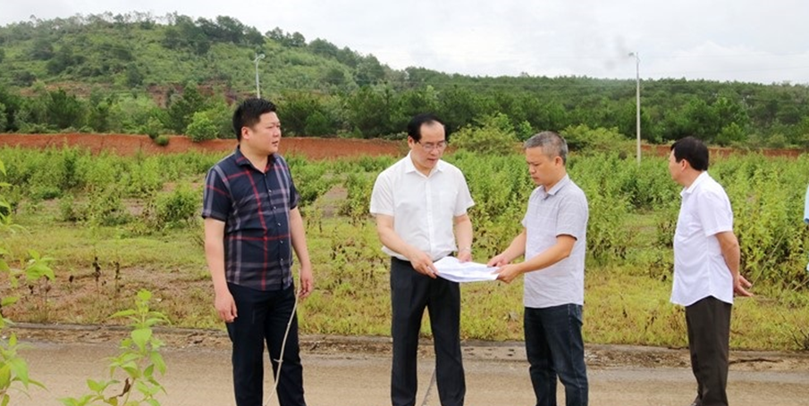 Lãnh đạo tỉnh Lạng Sơn khảo sát vị trí xây dựng trường học thuộc dự án Xây dựng các trường nội trú liên cấp tiểu học và trung học cơ sở tại các xã biên giới tỉnh Lạng Sơn tại xã Khuất Xá, tháng 8/2025.