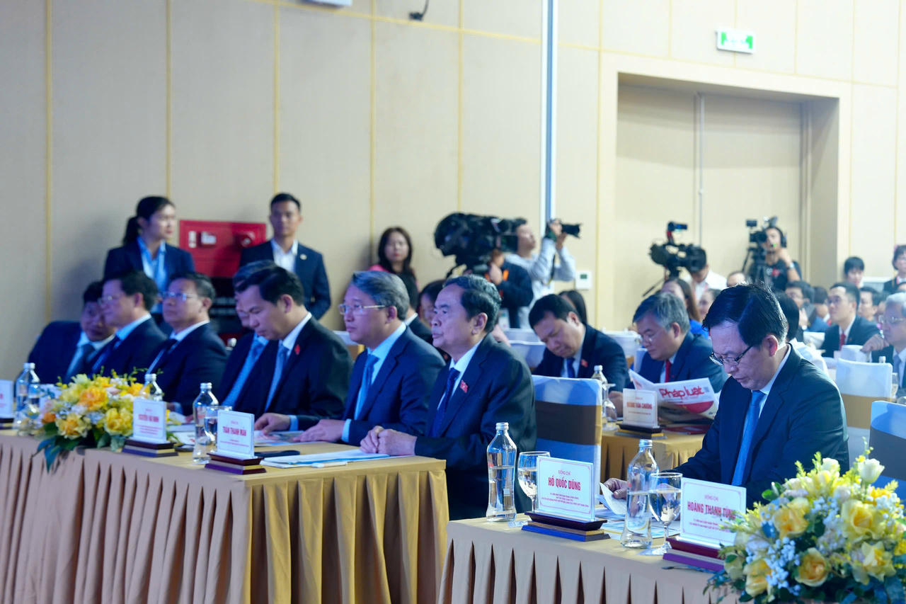 Các đại biểu tham dự buổi lễ.