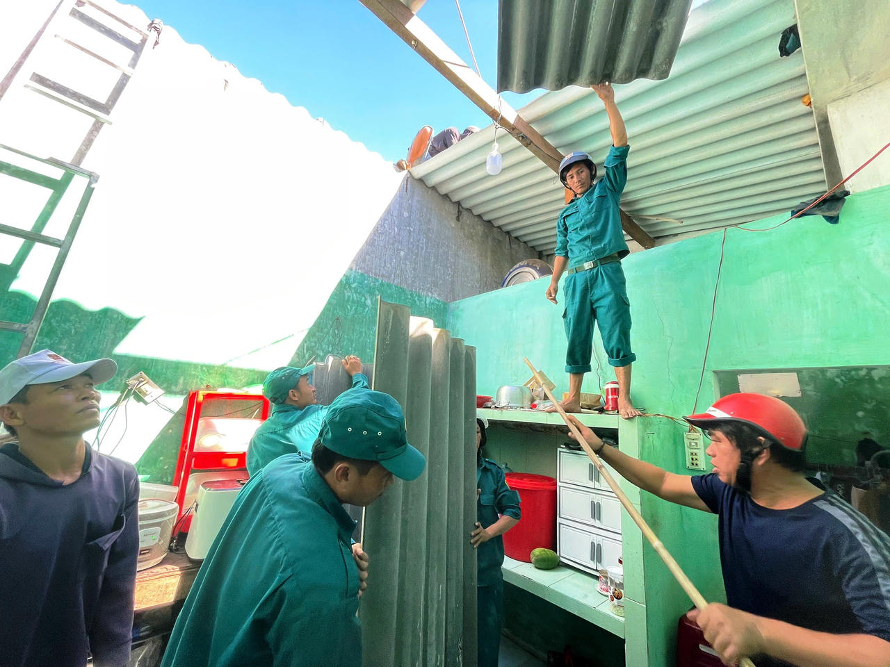 Lực lượng vũ trang hỗ trợ người dân khắc phục hậu quả bão số 13