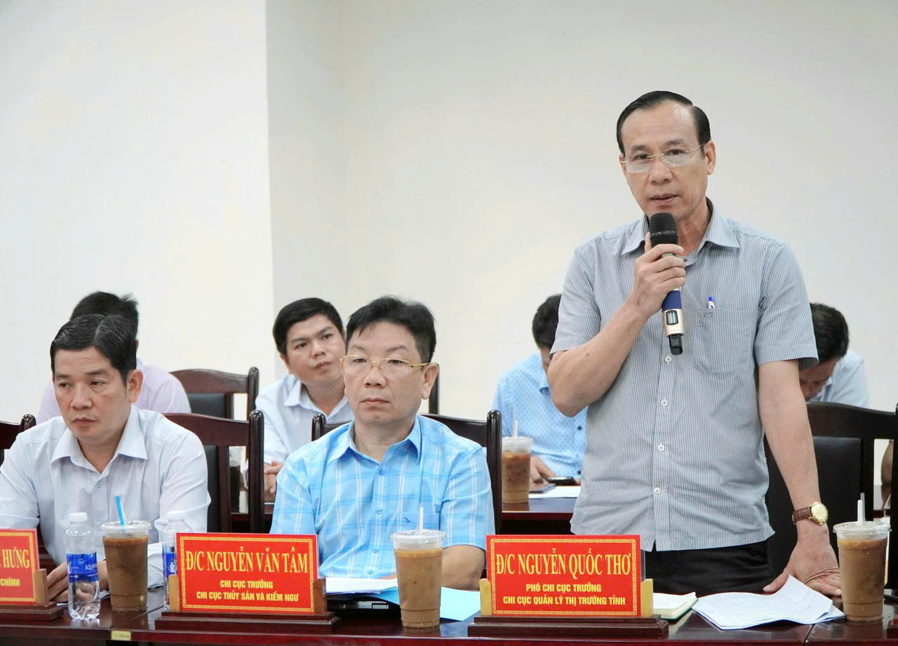 Ông Nguyễn Quốc Thơ - Phó Chi cục trưởng Cục Quản lý thị trường tỉnh An Giang phát biểu tại buổi họp.