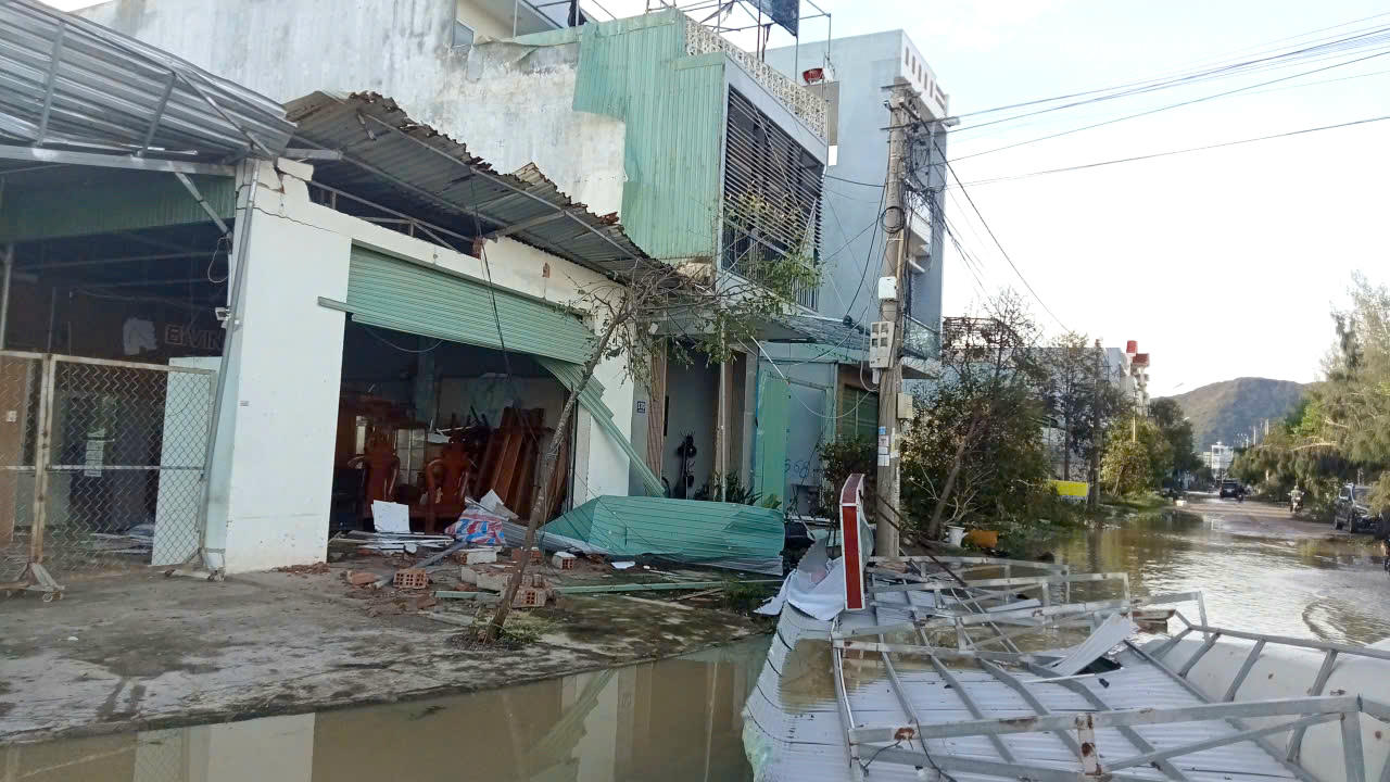 Tính đến sáng 7/11, Gia Lai có trên 500 nhà bị sập, hơn 3.000 nhà tốc mái do bão số 13.