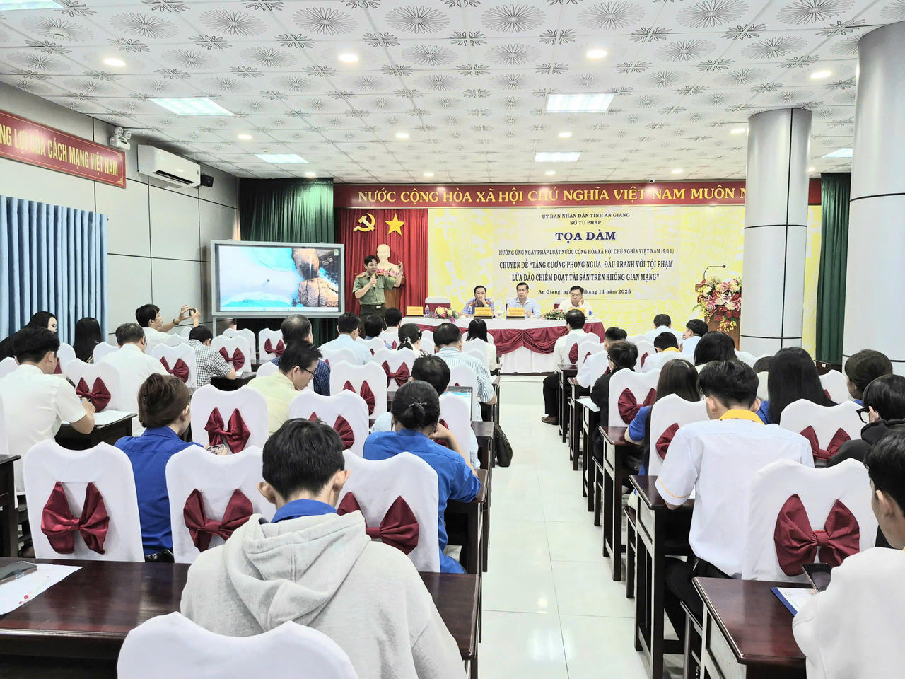 Quang cảnh tọa đàm