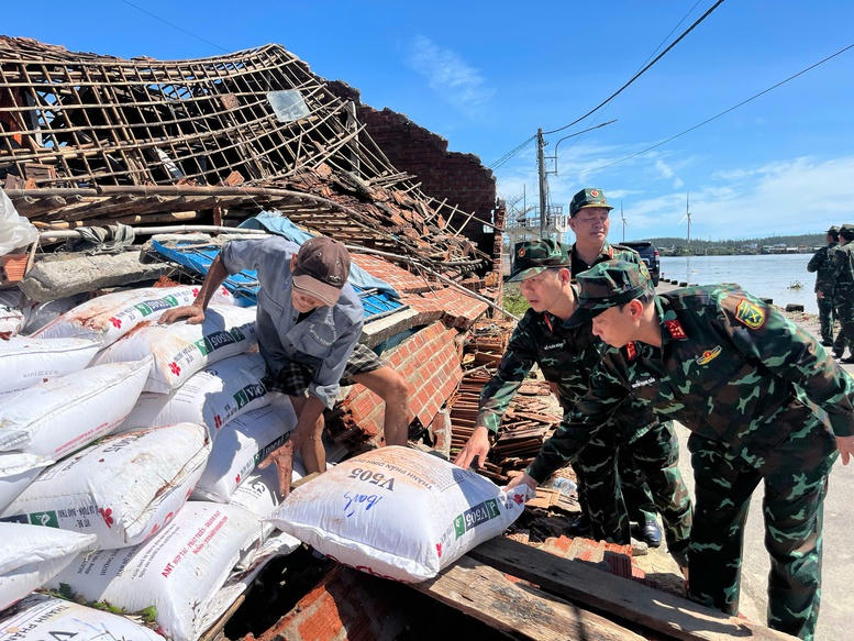 Lực lượng vũ trang hỗ trợ người dân khắc phục hậu quả bão số 13
