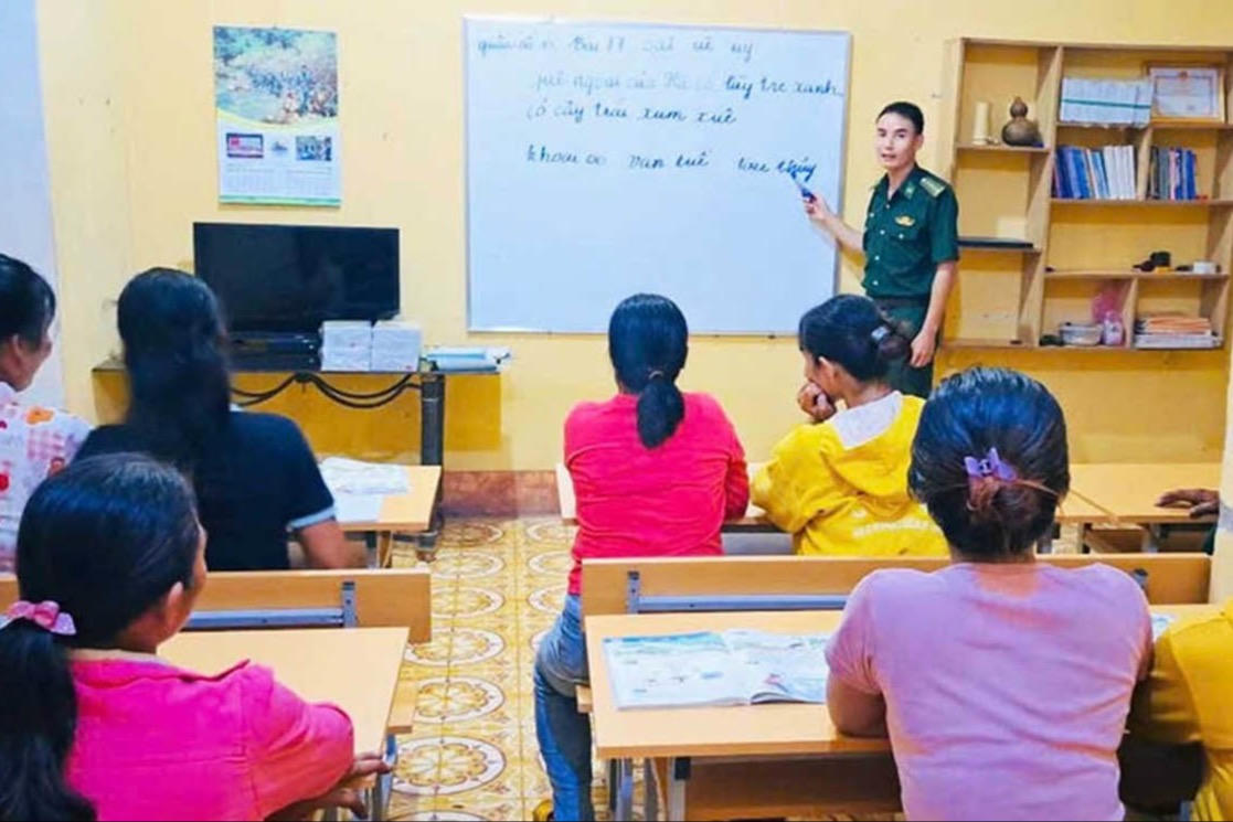 Chuyện về những 'thầy giáo quân hàm xanh'