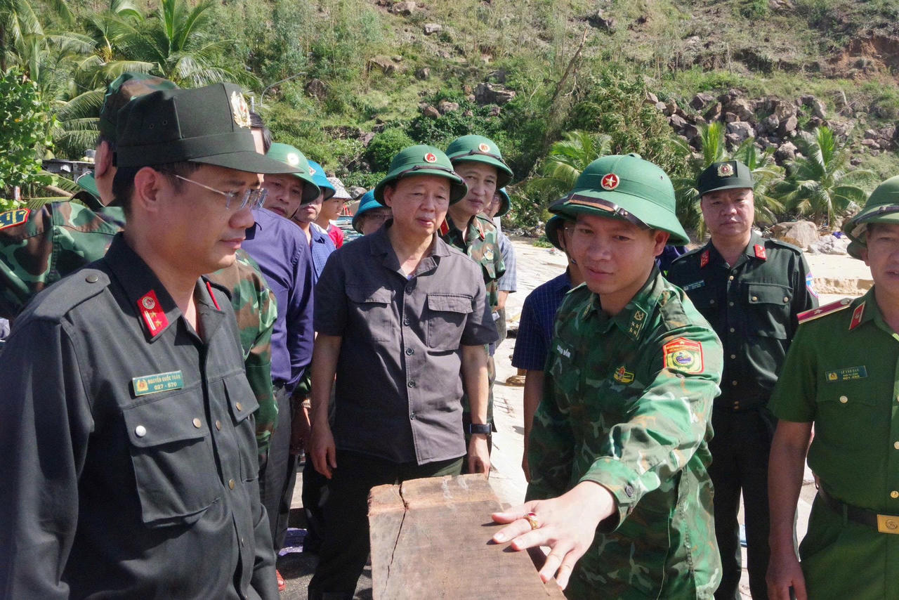 Phó Thủ tướng Chính phủ  Trần Hồng Hà đã trực tiếp kiểm tra tại địa phương bị ảnh hưởng bão số 13