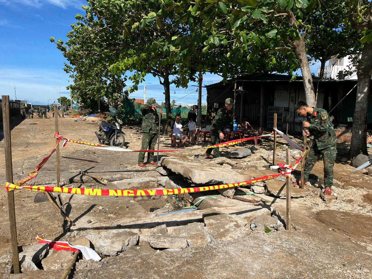 Lực lượng vũ trang hỗ trợ người dân khắc phục hậu quả bão số 13