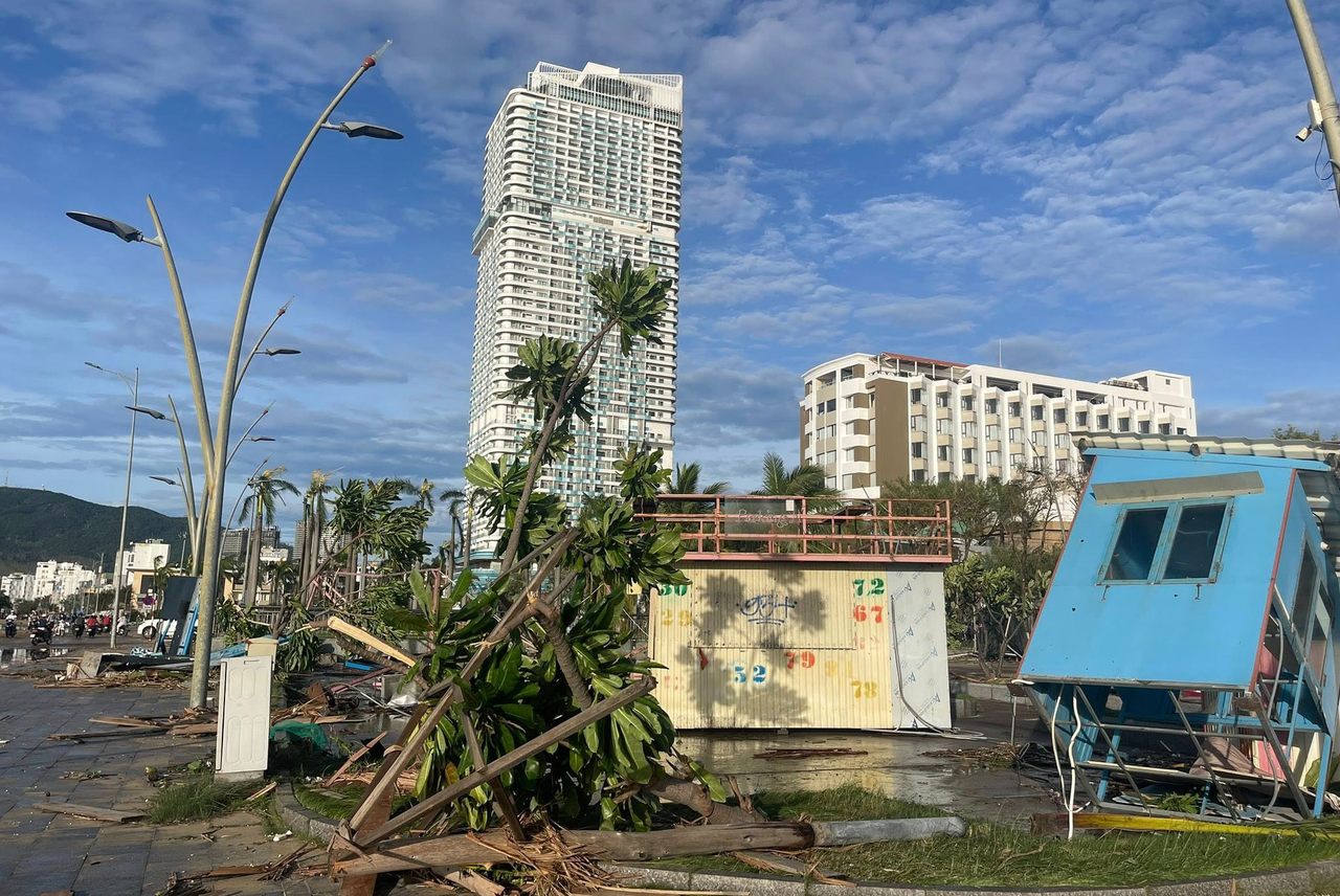 Đường phố Quy Nhơn ngổn ngang sau bão. (Ảnh: Minh Trang)