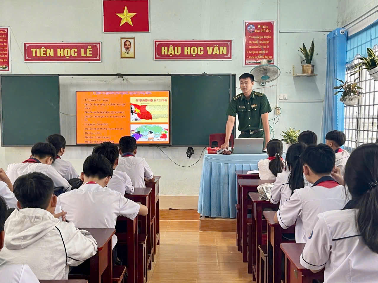 Chi đoàn Đồn Biên phòng Vĩnh Điều tuyên truyền pháp luật cho các em học sinh.