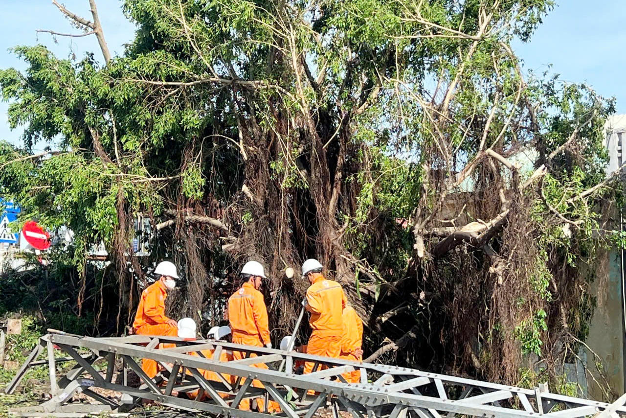 Hơn 1,6 triệu khách hàng miền Trung bị mất điện do ảnh hưởng bão số 13