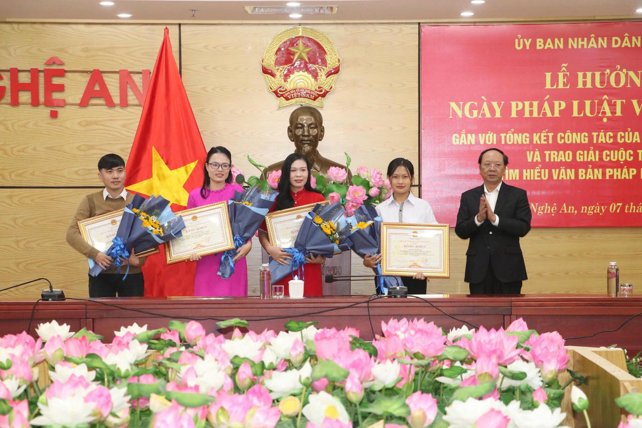 Phó Chủ tịch thường trực UBND tỉnh Nghệ An Bùi Thanh An trao bằng khen cho các cá nhân xuất sắc trong cuộc thi trực tuyến "Tìm hiểu văn bản pháp luật mới năm 2025".