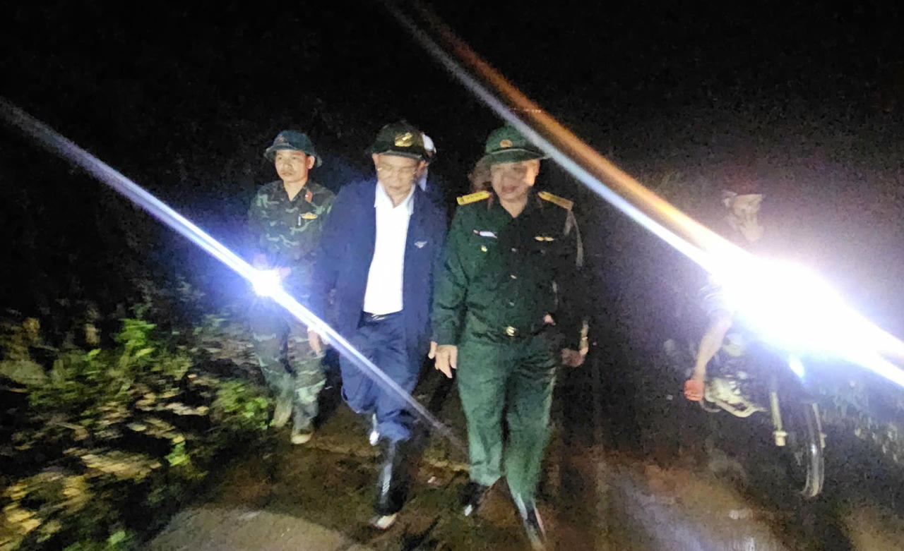 Ông Hồ Văn Mười kiểm tra các vị trí xung yếu tối muộn 7/11.