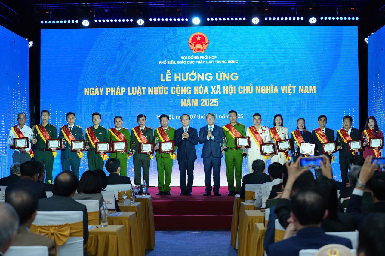 Bộ trưởng Nguyễn Hải Ninh và Chủ nhiệm Uỷ ban tư pháp và pháp luật Hoàng Thanh Tùng trao chứng nhận cho các Gương sáng Pháp luật