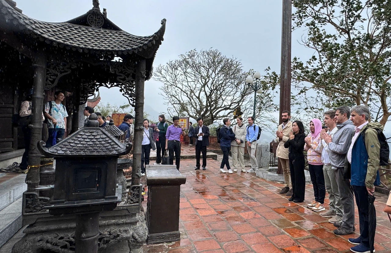 Các đại biểu đã đi tham quan chùa Hoa Yên.