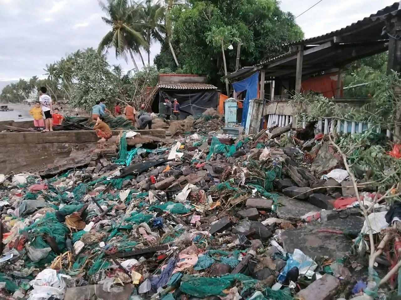 Lực lượng vũ trang hỗ trợ người dân khắc phục hậu quả bão số 13