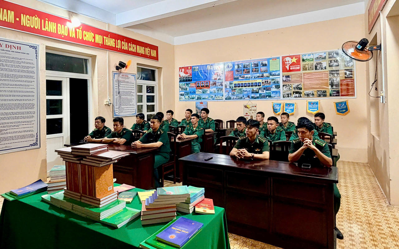 Cán bộ, đoàn viên Đồn Biên phòng Rạch Tràm sinh hoạt chuyên đề hưởng ứng Ngày Pháp luật Việt Nam