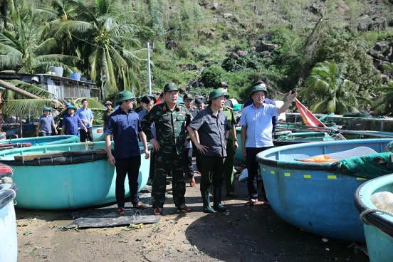 Phó Thủ tướng Trần Hồng Hà kiểm tra kè chắn sóng thôn 2,
xã Xuân Lộc, tỉnh Đắk Lắk bị sóng biển đánh tràn kè. (Ảnh: Minh Khôi)