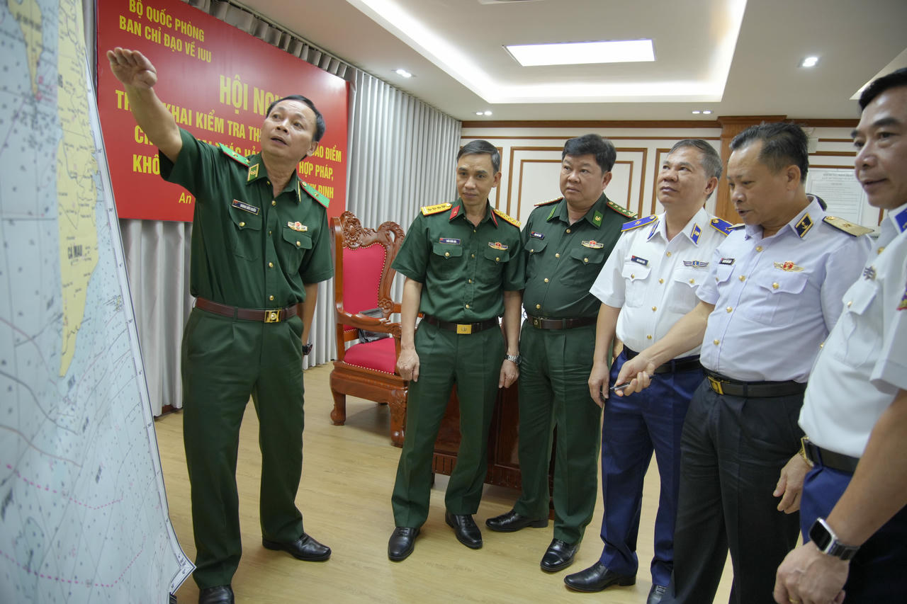 Thiếu tướng Hoàng Hữu Chiến, (bìa trái) Phó Tư lệnh, Tham mưu trưởng Bộ đội Biên phòng, Ủy viên Ban Chỉ đạo Bộ Quốc phòng về phòng, chống khai thác IUU, trưởng đoàn kiểm tra công tác quản lý tàu cá tại Bộ tư lệnh vùng Cảnh sát biển 4.