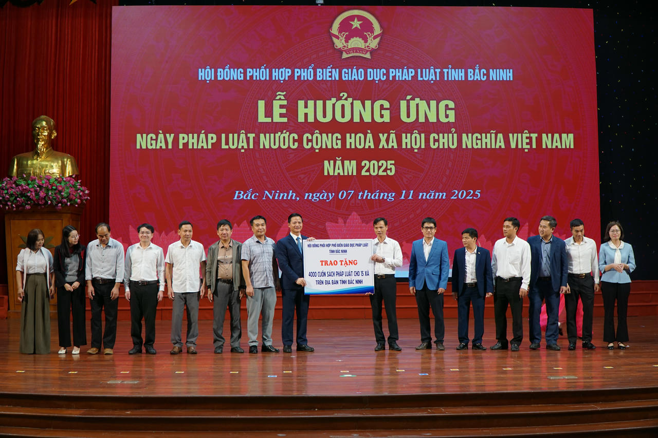Hội đồng phối hợp phổ biến giáo dục pháp luật tỉnh Bắc Ninh trao tặng 4.000 cuốn sách pháp luật cho 15 xã trên địa bàn tỉnh Bắc Ninh.